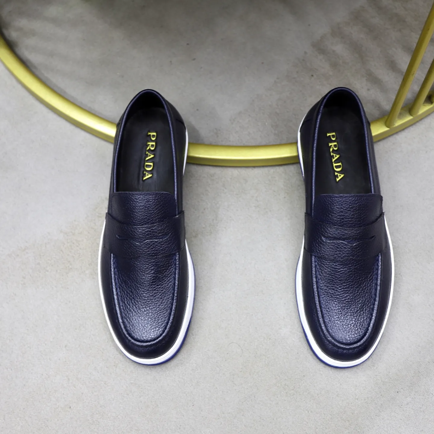Factory price: 💰640 Prada classic men’s lace-up casual shoes | Imported cowhide upper | Upper stitching layered design, light and breathable | Soft and comfortable | Decorated with PRADA letters on the side | Distinctive sports style, showing the brand style | Lightweight concave and convex pattern rubber soles | Matched with cowhide foot pad lining | Excellent foot feel, fashionable and elegant | Size: 38-44 (45 customized)